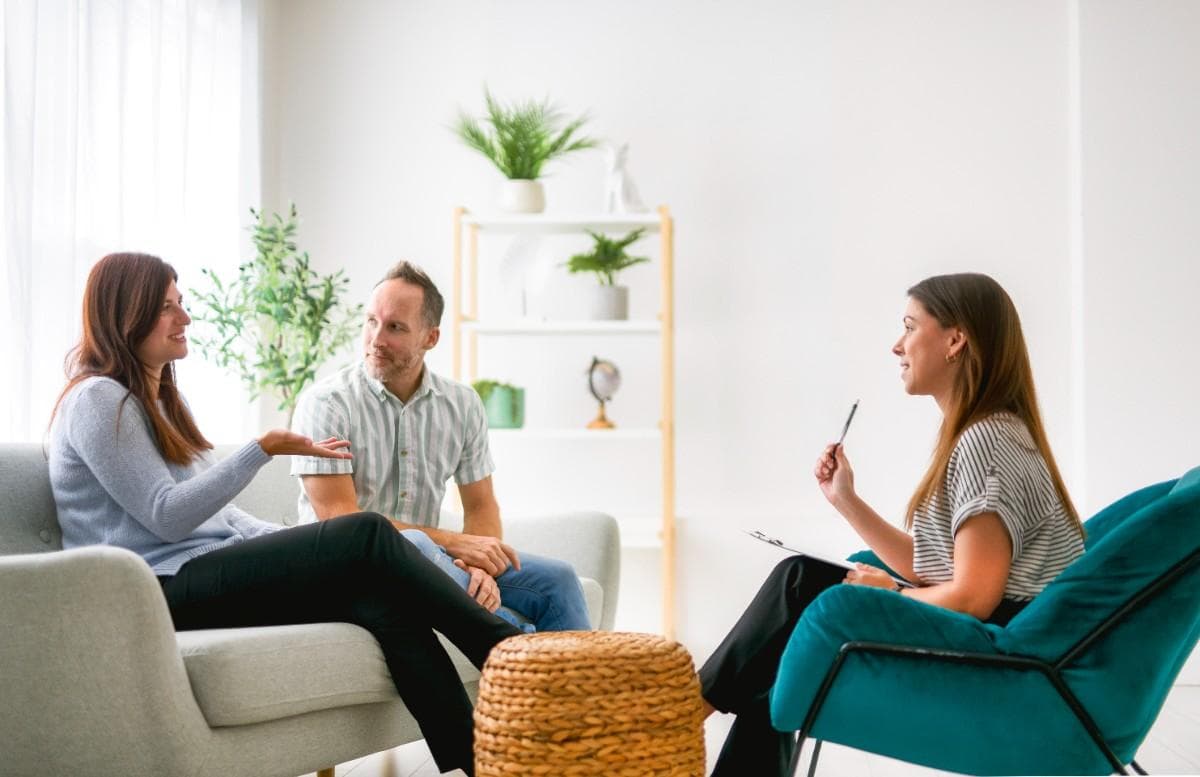 Séance de Counseling de Couple Couple assistant à une séance de counseling avec un thérapeute.