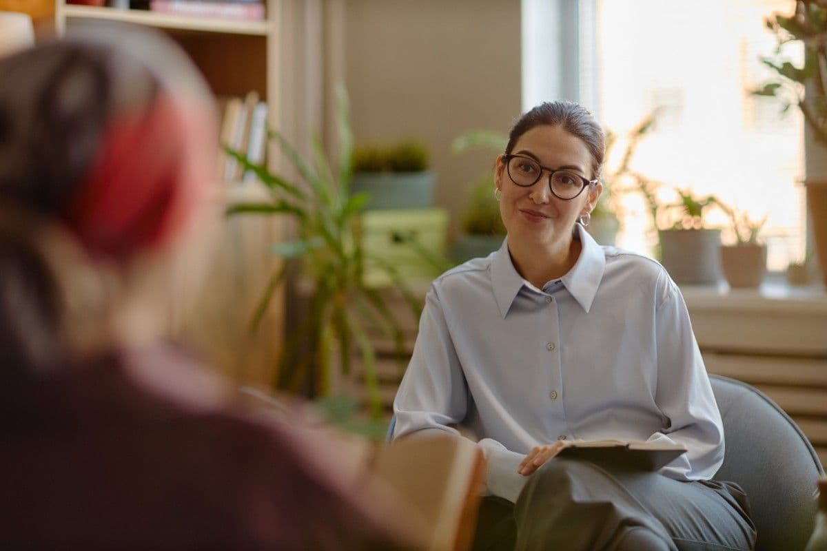 Accompagnement en Santé Mentale Une personne dans un espace calme et lumineux